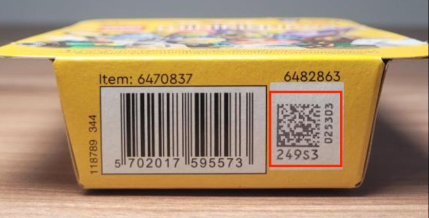 Lego Minifigure box bottom with Data Matrix highlighted