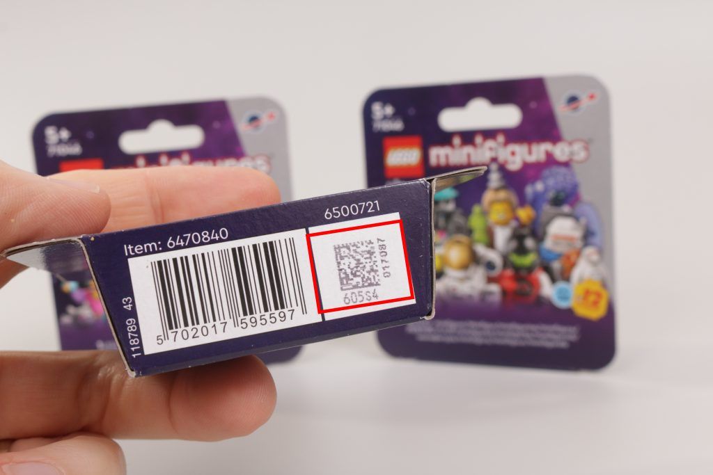 Lego Minifigure box bottom with Data Matrix highlighted